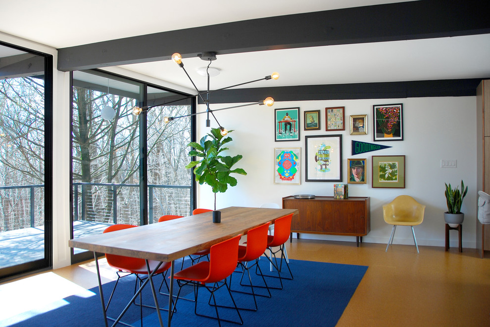 Ispirazione per una sala da pranzo moderna di medie dimensioni con pareti bianche, pavimento in sughero e pavimento marrone
