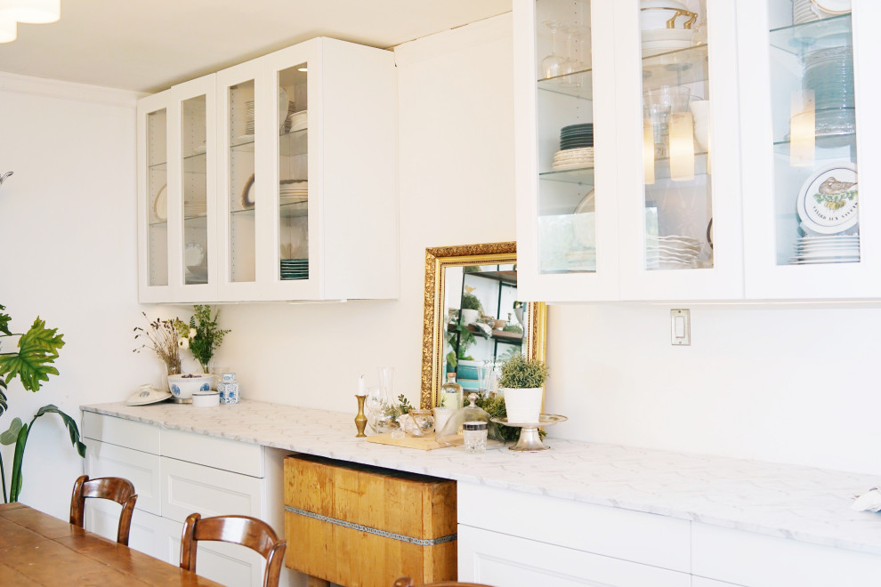 Стильный дизайн: кухня-столовая в классическом стиле с белыми стенами, полом из винила и серым полом - последний тренд