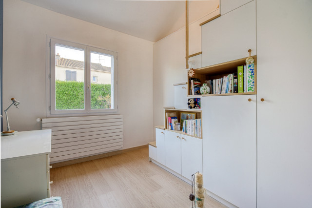 Maison de plain pied avec combles am&eacute;nag&eacute;s contemporaneo-camera-da-letto