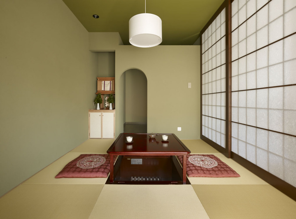 Living room - mid-sized asian tatami floor and wallpaper ceiling living room idea in Yokohama with green walls