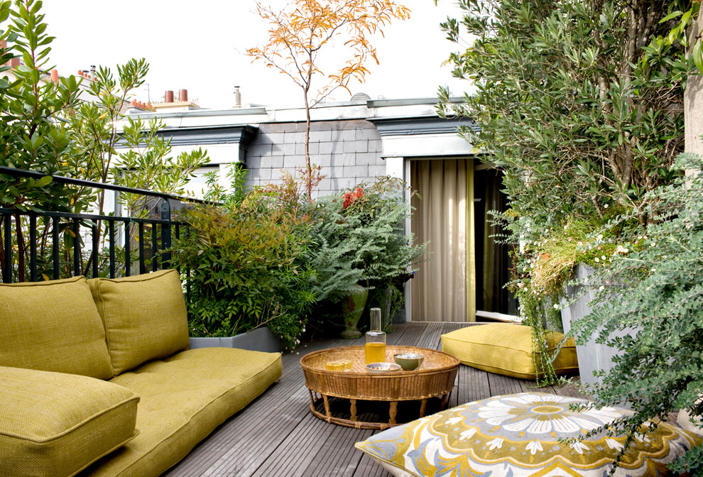 Photo of a tropical deck in Paris with a container garden.