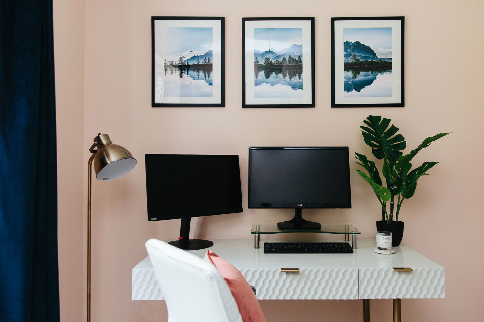 Idee per un ufficio minimalista di medie dimensioni con pareti rosa e scrivania autoportante