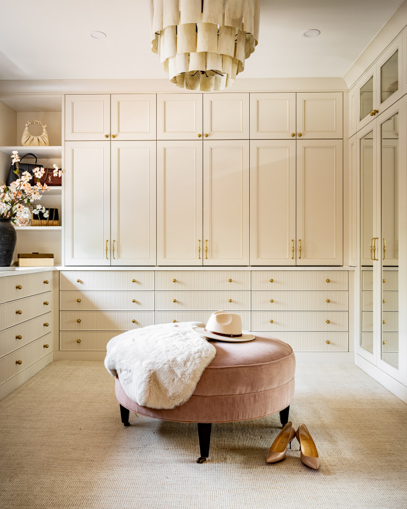 Design ideas for a transitional storage and wardrobe in Ottawa.