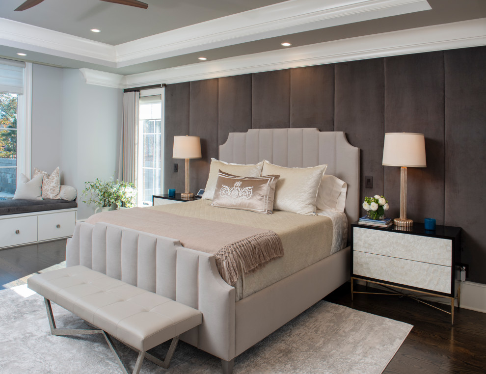 Diseño de dormitorio principal clásico renovado con paredes grises, suelo de madera oscura, suelo marrón y bandeja