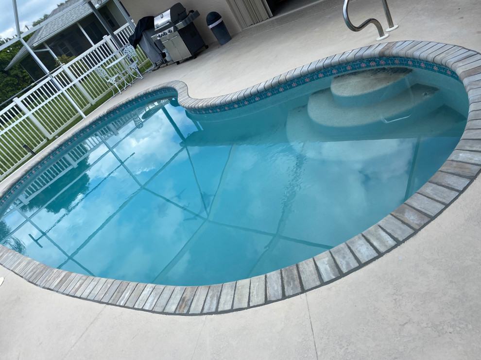 Example of a mountain style home design design in Miami