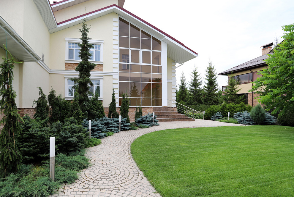 Сад с геометричным водоемом