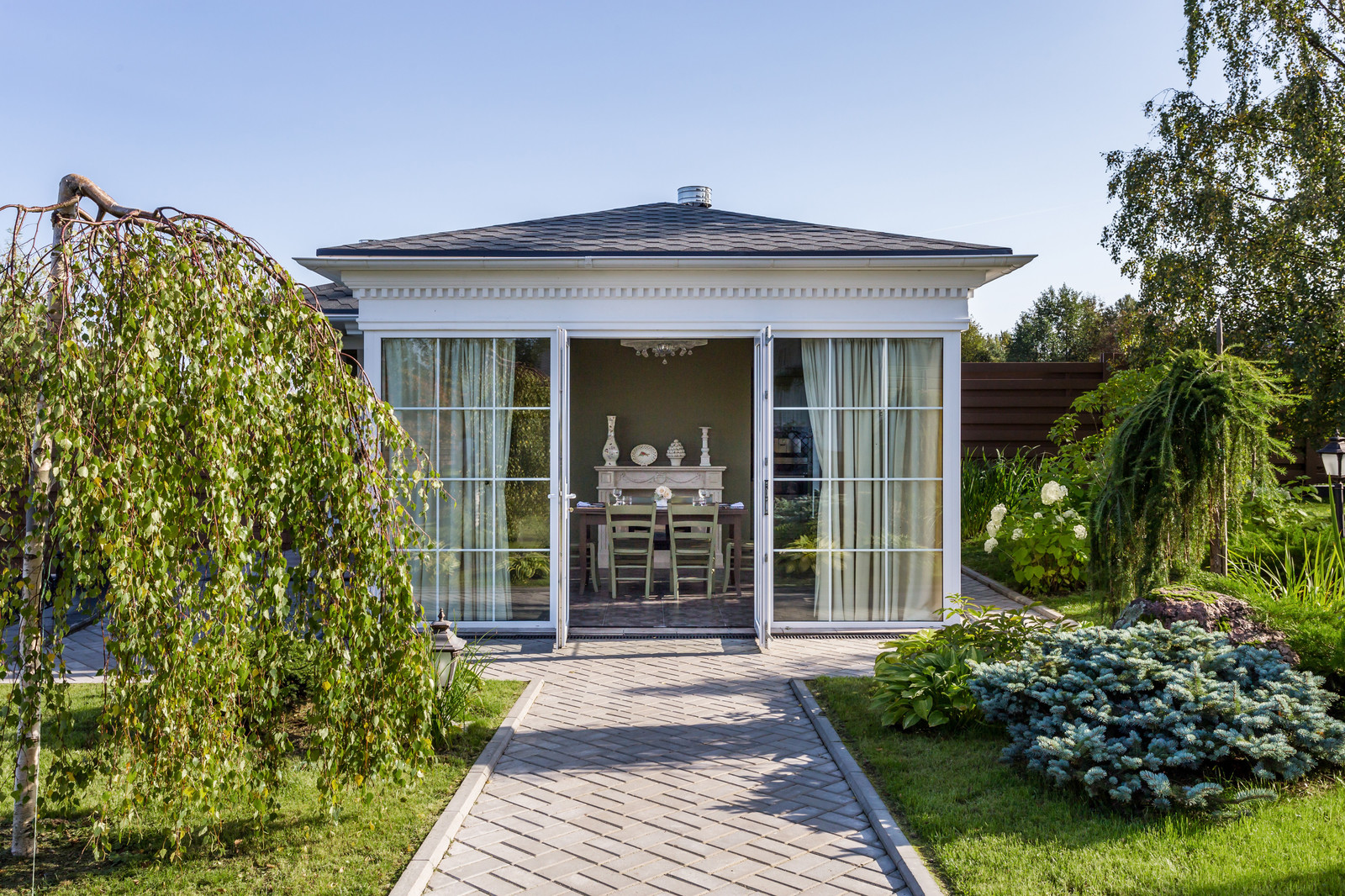 Беседка у моря