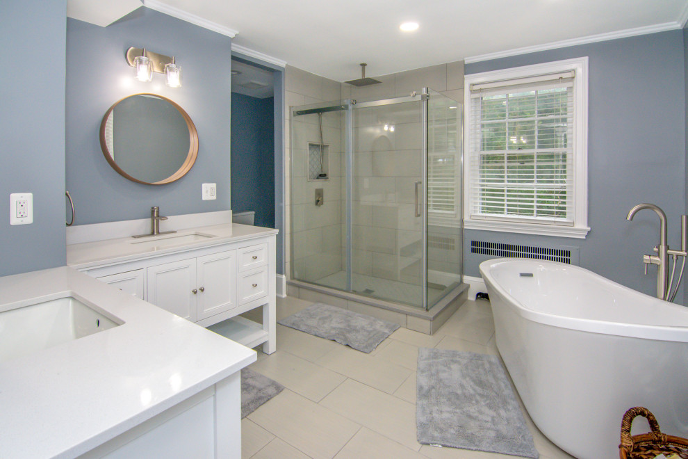 Exempel på ett mellanstort modernt vit vitt en-suite badrum, med möbel-liknande, vita skåp, ett fristående badkar, en öppen dusch, en bidé, grå kakel, keramikplattor, grå väggar, ett undermonterad handfat, bänkskiva i kvarts och dusch med skjutdörr
