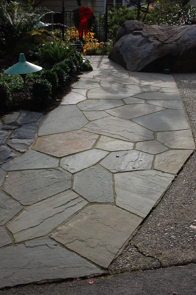 Inspiration for a small traditional front yard driveway in Portland with natural stone pavers.