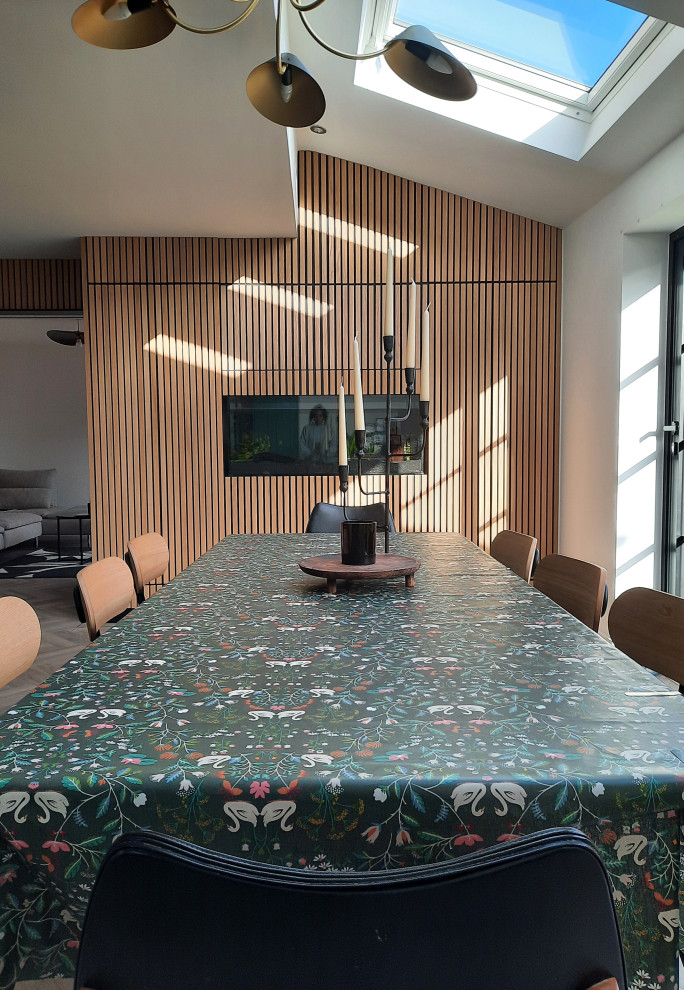 Foto di una grande sala da pranzo scandinava con pannellatura