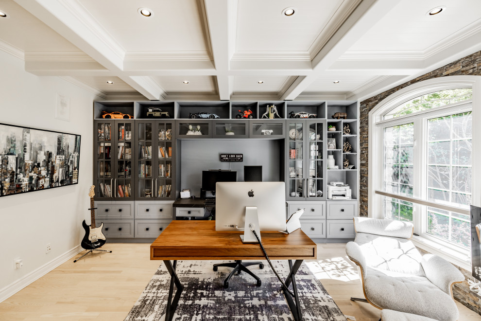 Стильный дизайн: кабинет в классическом стиле с белыми стенами, светлым паркетным полом, отдельно стоящим рабочим столом и бежевым полом - последний тренд