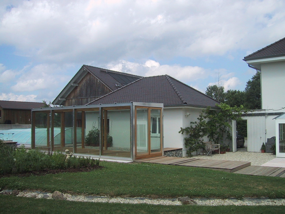 This is an example of a contemporary sunroom in Munich.