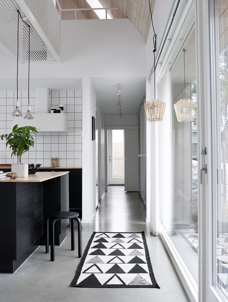 Design ideas for a mid-sized industrial hallway in Stockholm with concrete floors.