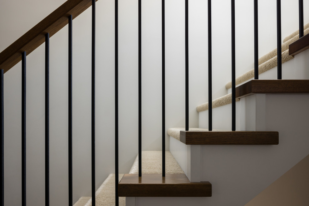 Imagen de escalera recta tradicional renovada de tamaño medio con escalones enmoquetados, contrahuellas de madera pintada y barandilla de varios materiales