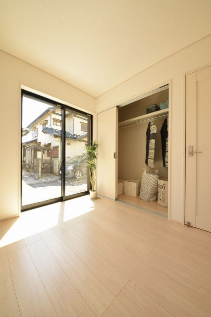 ホワイトで統一したシンプルでスタイリッシュなお家 skandinavisch-schlafzimmer
