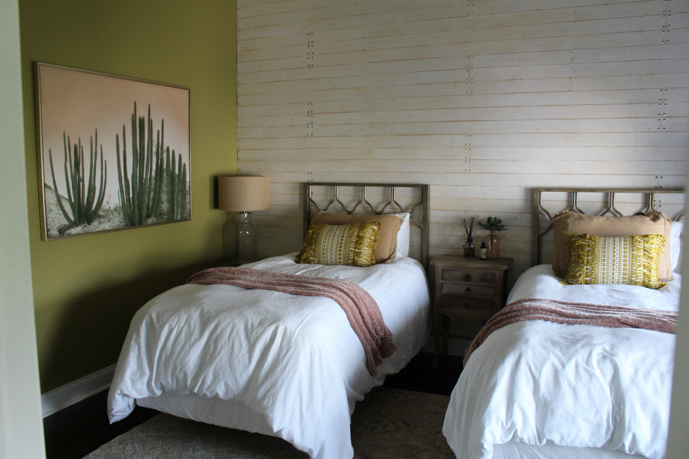 Пример оригинального дизайна: гостевая спальня среднего размера, (комната для гостей) в стиле фьюжн с зелеными стенами, темным паркетным полом, коричневым полом и деревянными стенами