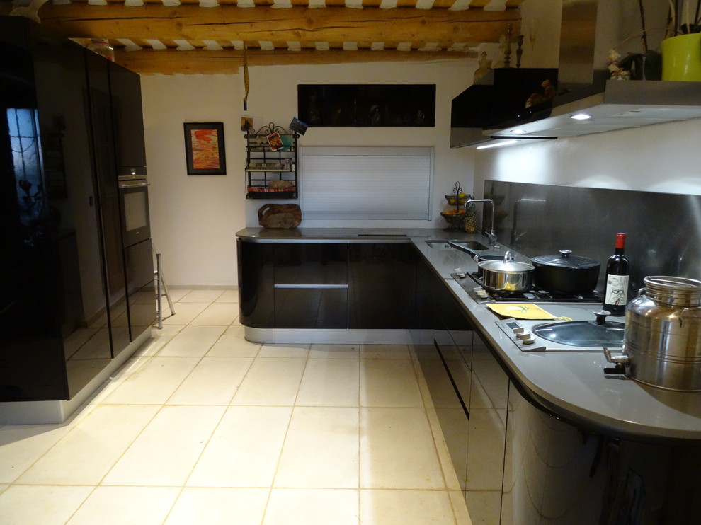 Réalisation de cuisine ouverte in L With un évier intégré, un placard à porte affleurante, des portes de placard noires, un plan de travail en quartz, un électroménager noir and aucun îlot.