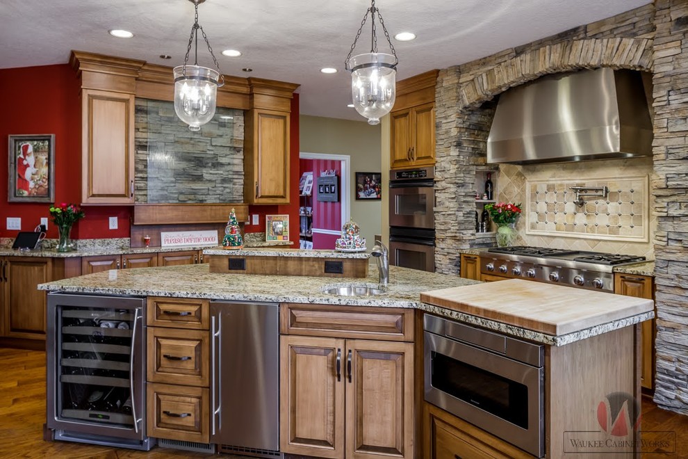 Eat-in kitchen - rustic u-shaped brown floor eat-in kitchen idea with an undermount sink, stainless steel appliances and an island