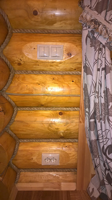 Скрытая электропроводка в деревянном доме из бревен