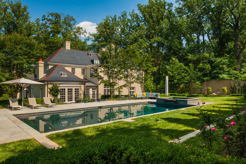 Example of a classic backyard rectangular hot tub design in Philadelphia