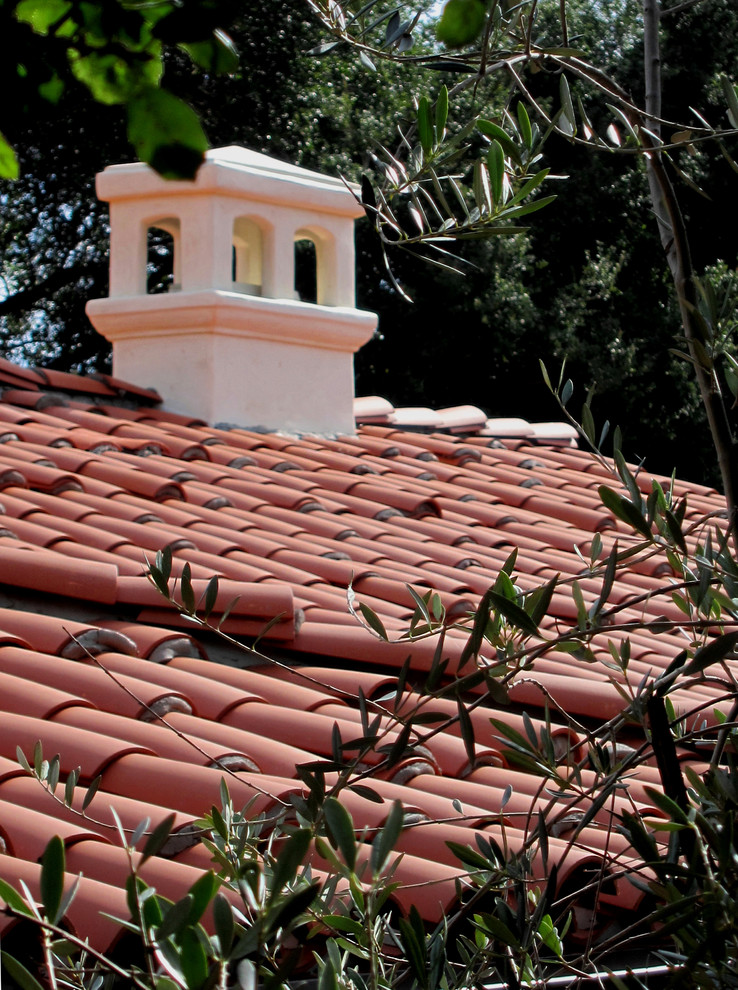 Mid-sized mediterranean one-storey stucco white house exterior in Santa Barbara with a hip roof and a tile roof.