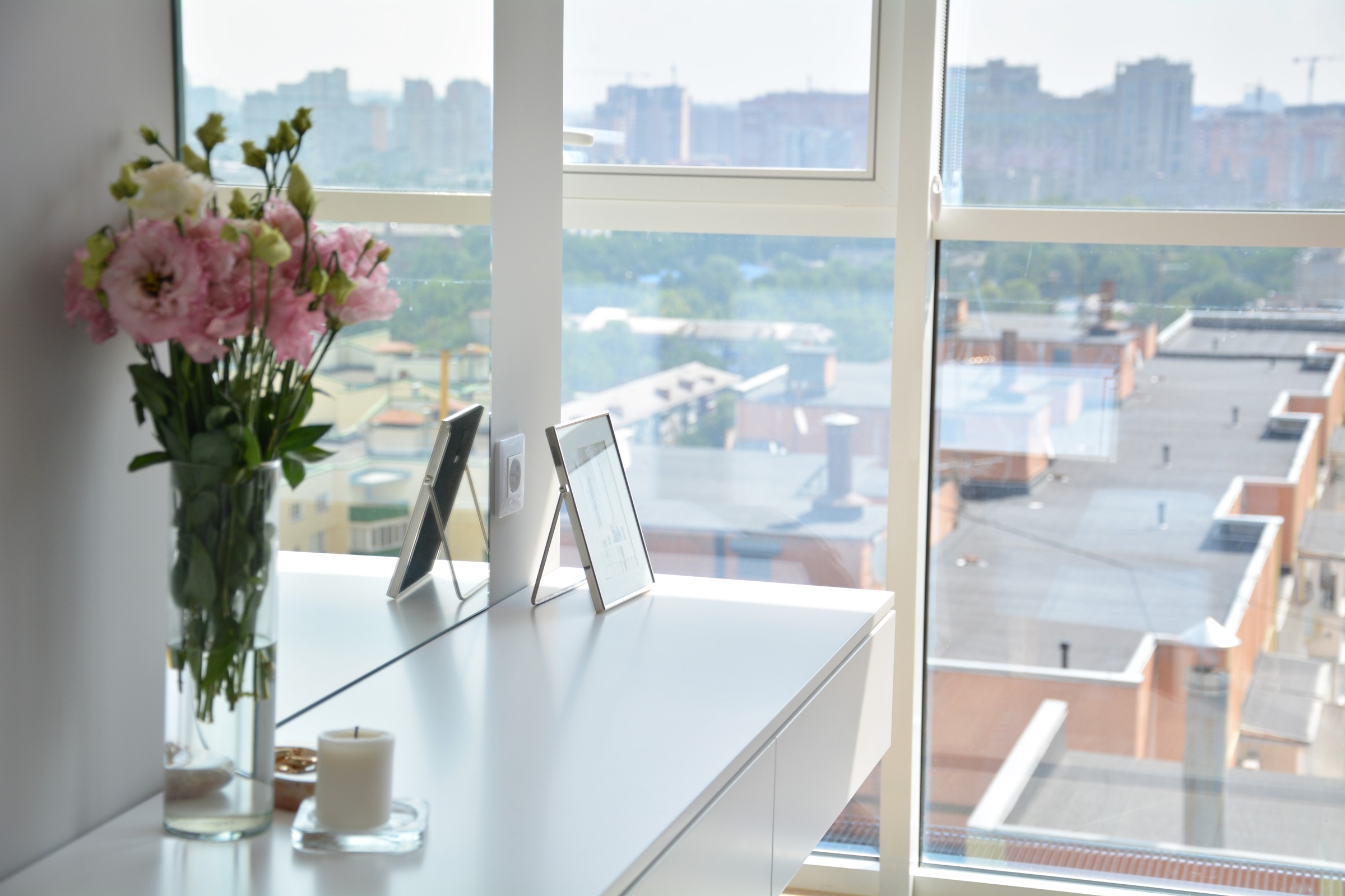 Стильная квартира для молодой семьи! Светлая и просторная спальня с витражным ос