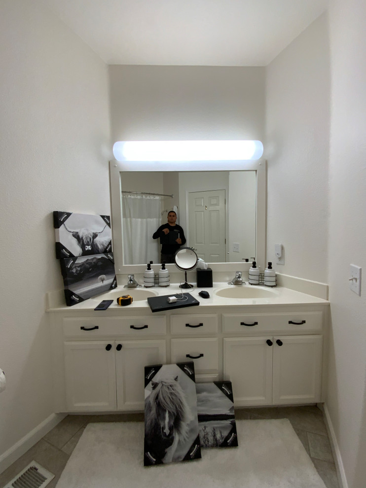 На фото: ванная комната среднего размера в современном стиле с фасадами с утопленной филенкой, белыми фасадами, черно-белой плиткой, столешницей из искусственного кварца, белой столешницей, нишей, тумбой под две раковины и напольной тумбой с