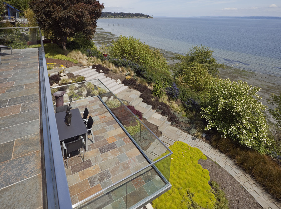 Photo of a contemporary deck in Seattle.