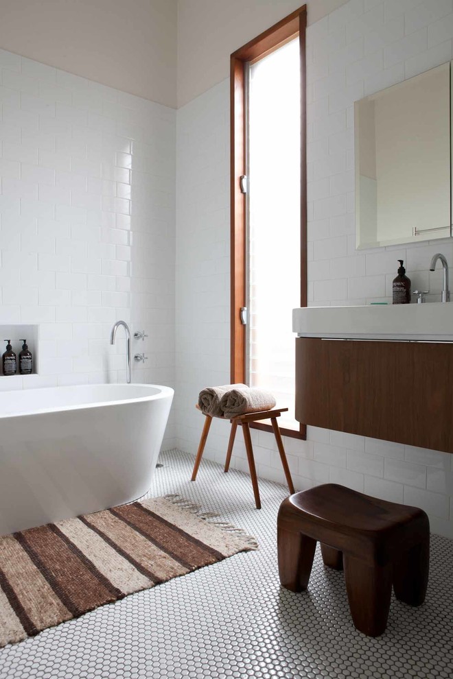 This is an example of a midcentury bathroom in Adelaide.