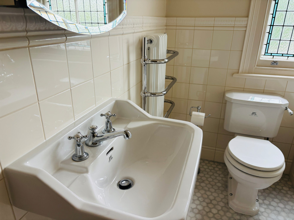 Family Bathroom, N12