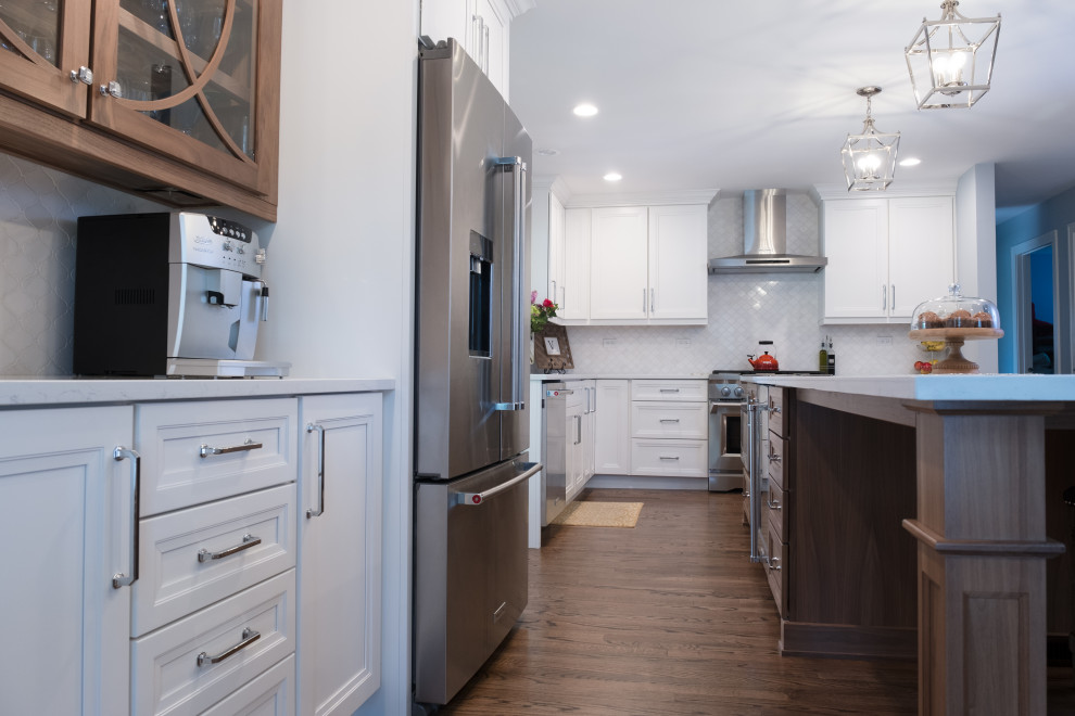 Kitchen - rustic kitchen idea in Chicago