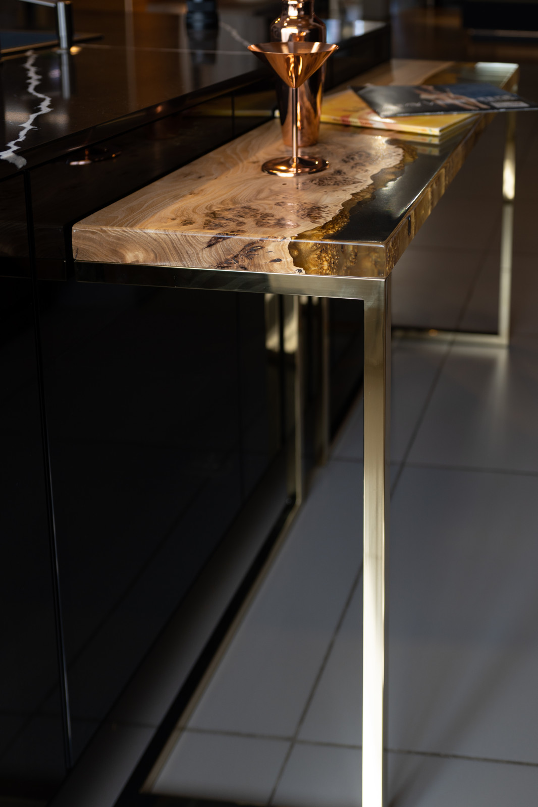 Стол консольный