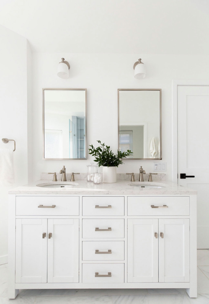 Inspiration för ett litet vintage vit vitt en-suite badrum, med skåp i shakerstil, vita skåp, blå kakel, vita väggar, marmorgolv, ett undermonterad handfat, bänkskiva i kvarts och blått golv