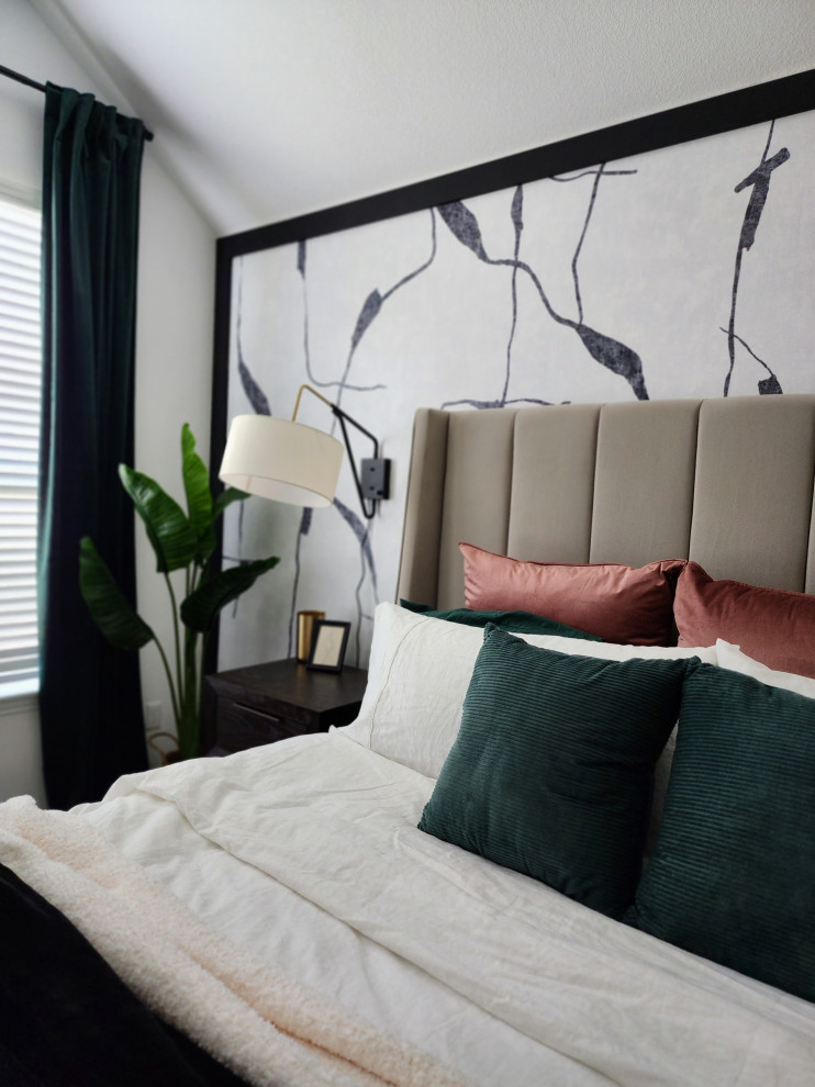 Bedroom - modern master bedroom idea in Austin