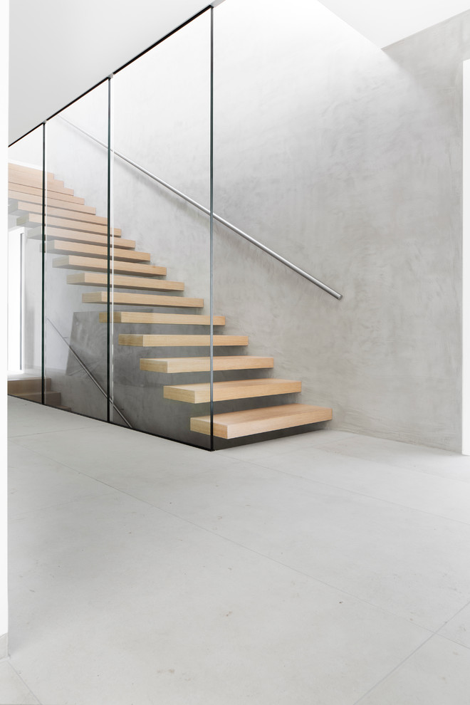 Gerade, Mittelgroße Moderne Holztreppe mit offenen Setzstufen in München