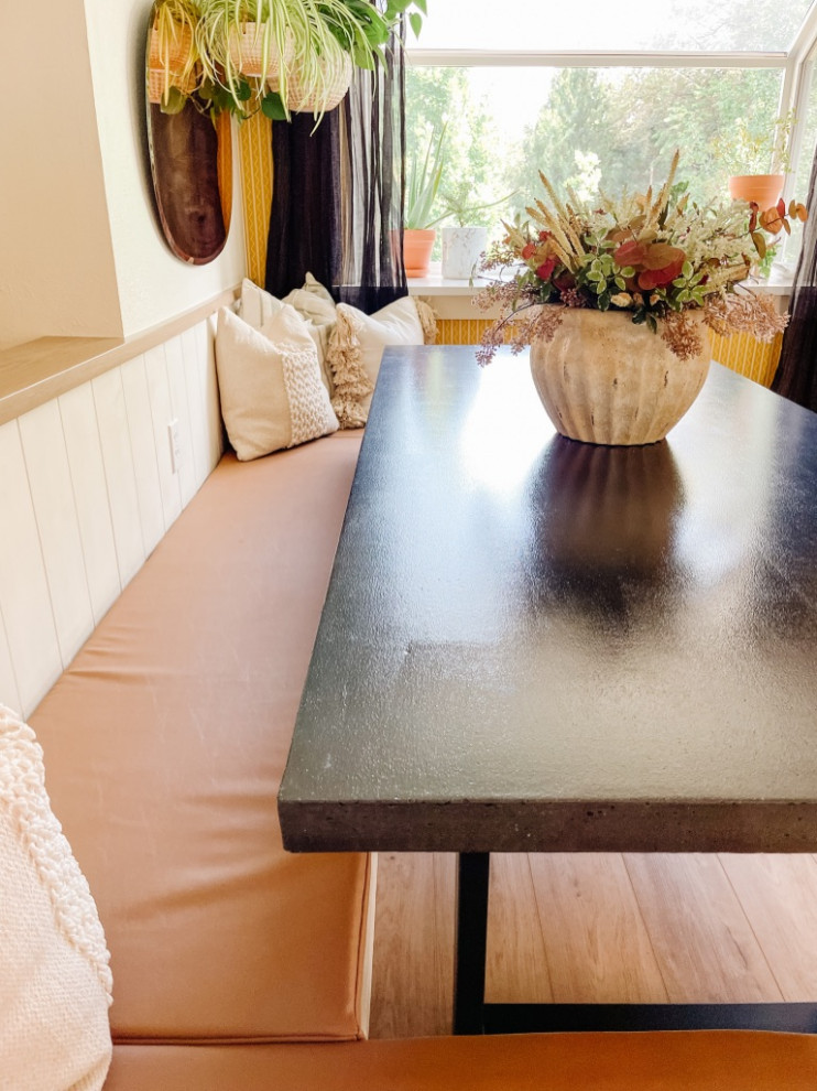 На фото: столовая в стиле фьюжн с с кухонным уголком, желтыми стенами, полом из винила, бежевым полом и обоями на стенах