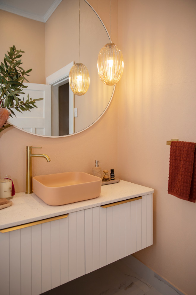 Свежая идея для дизайна: маленькая главная ванная комната в современном стиле с белыми фасадами, отдельно стоящей ванной, душем над ванной, унитазом-моноблоком, оранжевой плиткой, керамической плиткой, оранжевыми стенами, мраморным полом, настольной раковиной, столешницей из искусственного кварца, белым полом, шторкой для ванной, белой столешницей, тумбой под одну раковину, подвесной тумбой и любой отделкой стен для на участке и в саду - отличное фото интерьера