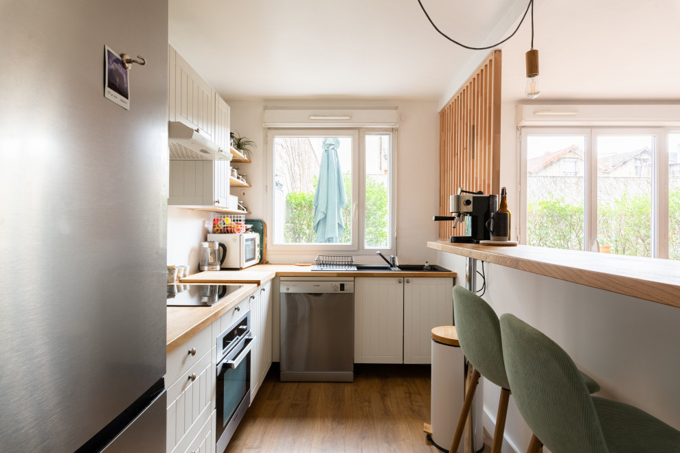 This is an example of a scandi kitchen in Bordeaux.