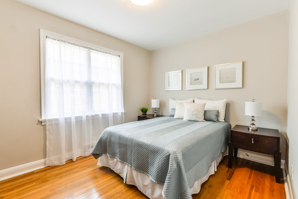 Bedroom - transitional bedroom idea in Toronto