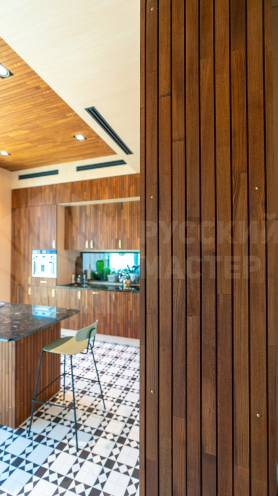 Гостевой дом: фасад из скандинавской доски, рейки из тика и шпонированные панели