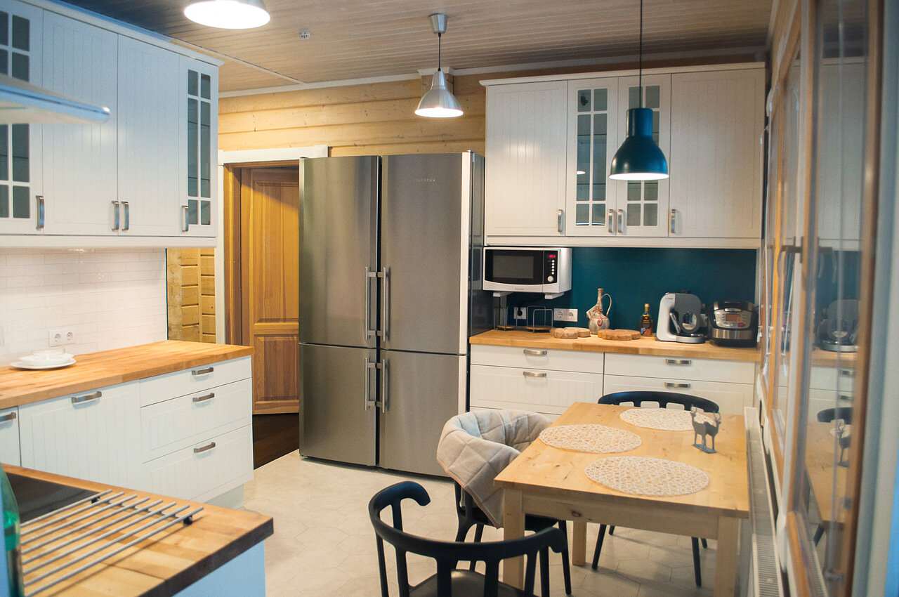 Дизайн интерьера кухни в деревянном доме