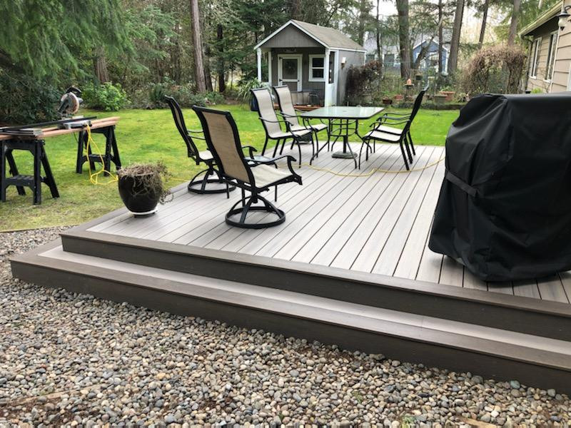 Transitional deck photo in Seattle