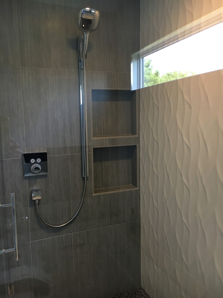 Transitional home design photo in Chicago