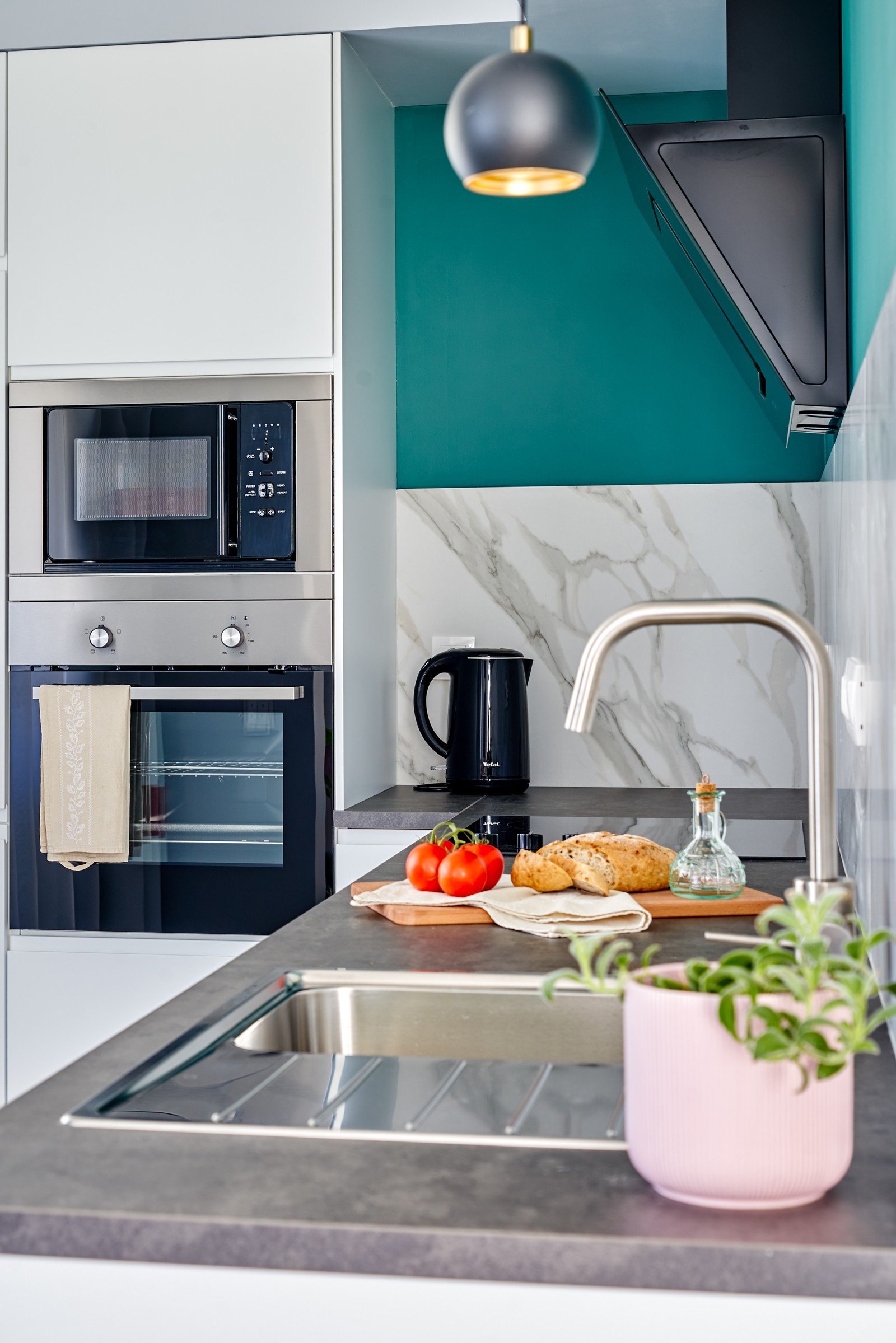 На берегу лесного ручья