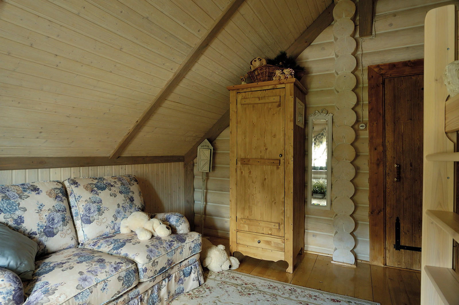 Детская комната на мансарде бревенчатого дома