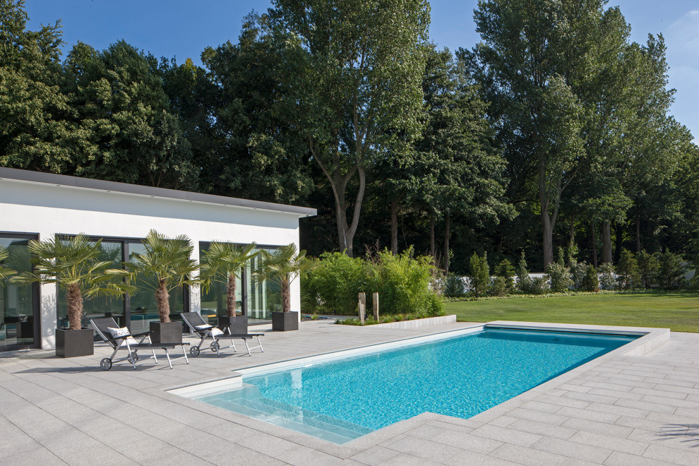 Moderner Pool in Sonstige