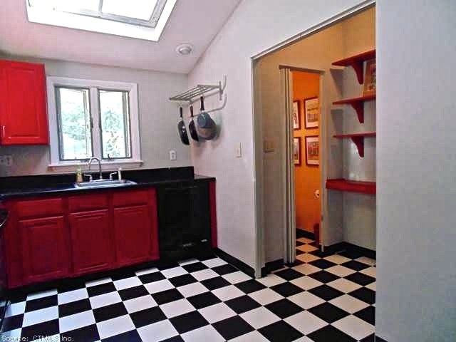 Mid-sized eclectic l-shaped eat-in kitchen in New York.