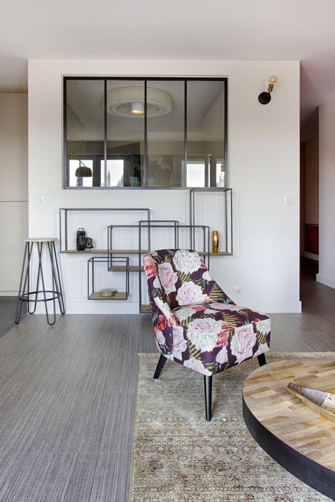 Идея дизайна: маленькая открытая гостиная комната в стиле фьюжн с розовыми стенами, полом из винила, бежевым полом и обоями на стенах без телевизора для на участке и в саду