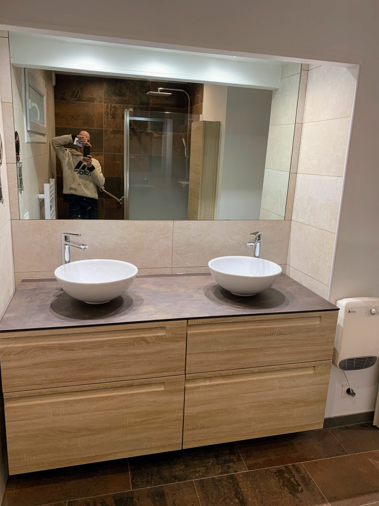 Bathroom - modern bathroom idea in Marseille