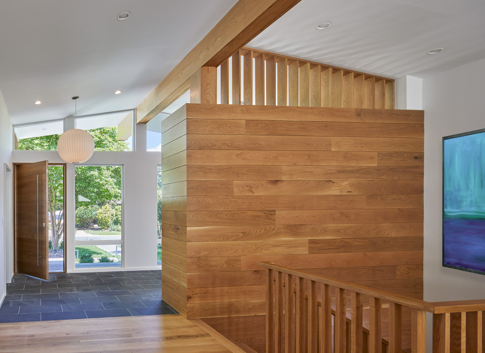 На фото: п-образная деревянная лестница среднего размера в стиле ретро с деревянными ступенями, деревянными перилами и деревянными стенами